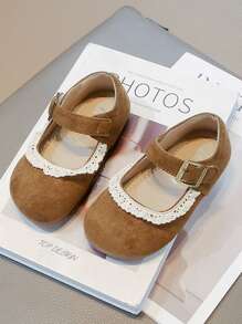 1 双适合女孩的简单纯色蕾丝边平底鞋，舒适