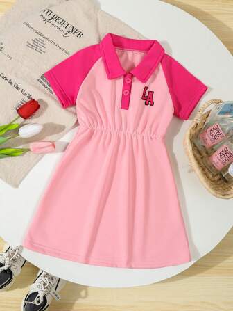 Vestido con cuello polo y empalmado con logo de letra para niñas, rosa, dulce y lindo, apropiado para el verano