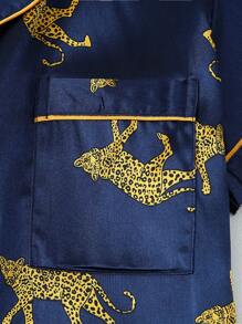 Bộ đồ ngủ bằng vải satin 2 món, áo sơ mi tay ngắn họa tiết da báo và hổ xanh và quần short nơ cho nữ - Màu xanh lam - Xem 4