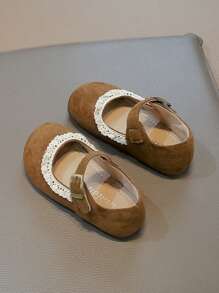 1 双适合女孩的简单纯色蕾丝边平底鞋，舒适