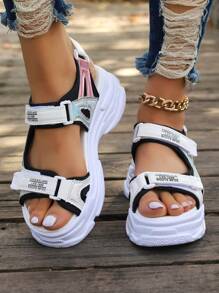 1 par de sandalias con suela gruesa para mujer, sandalias deportivas de verano con cierre de gancho y bucle, piel patentada bicolor brillante, plataforma de 6,5 cm, sandalias de playa, cómodas y transpirables