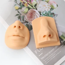 Modèle en silicone avec caractéristiques sensorielles artificielles humaines. Oreilles, yeux, bouche, nez pour l'enseignement, la pratique, le choix des oreilles, l'acupuncture des oreilles, les boucles d'oreilles, les appareils auditifs. Modèle en gel de silice.