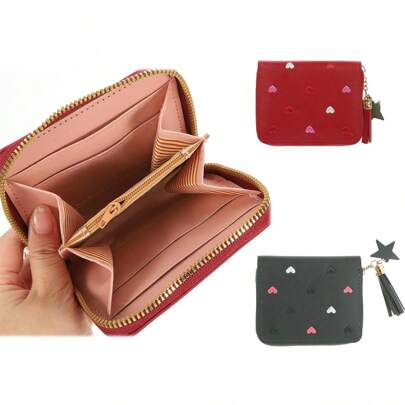 这款零钱包/卡包饰有可爱的爱心刺绣、时尚的金属拉链和绿色星星流苏吊坠。它纤薄而多功能，设有四个卡槽和两个钞票隔层。一个小巧的RFID防护皮革口袋可存放现金、硬币和卡片，使其成为一款时尚又实用的礼物。