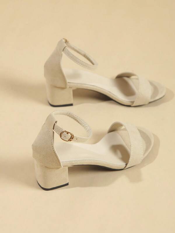 Sandálias femininas novas de salto alto com tira ajustável e bico redondo, moda verão, estilo fada casual, salto grosso, sapatos sociais versáteis