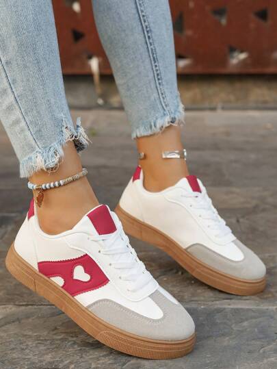 Sapatos esportivos casuais femininos com padrão de coração decorado, tênis leves e confortáveis com sola macia, calçados de ginástica respiráveis de cano baixo para exercícios ao ar livre