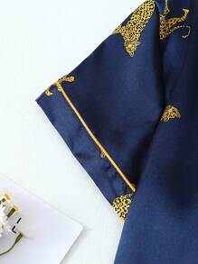 Bộ đồ ngủ bằng vải satin 2 món, áo sơ mi tay ngắn họa tiết da báo và hổ xanh và quần short nơ cho nữ - Màu xanh lam - Xem 6
