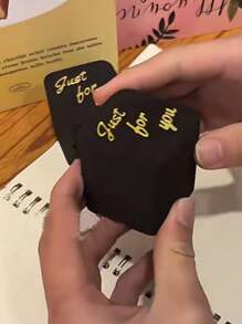 中指惊喜礼盒中指盒完美恶作剧手弹出礼物与成人礼盒新奇恶作剧中指手雕像圣诞节新奇有趣的礼物使用这个迷人的古怪盒子来为您的母亲父亲妻子女朋友男朋友丈夫或朋友的生日派对或休闲聚会增添情趣礼品盒宝石订婚戒指盒印花手中指双恶作剧惊喜快乐恶作剧有趣的礼物