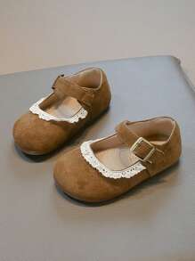 1 双适合女孩的简单纯色蕾丝边平底鞋，舒适