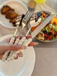 3/4/9/12 pièces Beau ensemble de couverts en acier inoxydable de forme perle avec manche en céramique - couteaux, cuillères à dessert, fourchettes et cuillères. Outils et accessoires de cuisine élégants parfaits pour les repas familiaux quotidiens, les anniversaires, les fêtes et les fournitures scolaires