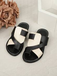 Chanclas para niños para exteriores Verano Nuevo diseño de puntera con bloques de color, antideslizantes y duraderas, elegantes y generosas chanclas planas para la playa para niños - Blanco y Negro - Ver 5