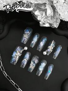 10 片压指甲，棺材形长指甲，四季美甲，假指甲，哥特式深色复古风格蓝色仿珍珠喇叭形美甲 DIY 图案设计白色仿珍珠吊坠，银色蝴蝶翅膀，手绘玫瑰 - 彩色 - 查看 1