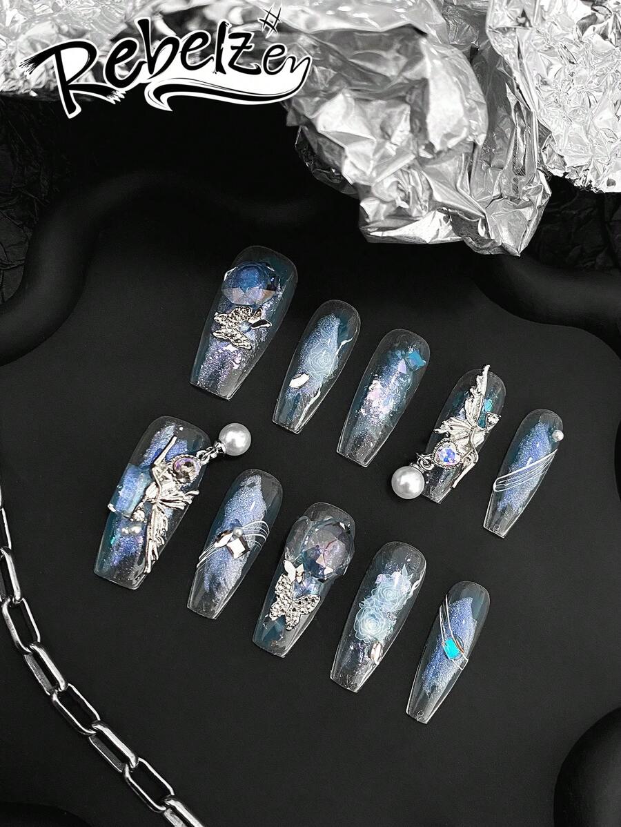 10 片压指甲，棺材形长指甲，四季美甲，假指甲，哥特式深色复古风格蓝色仿珍珠喇叭形美甲 DIY 图案设计白色仿珍珠吊坠，银色蝴蝶翅膀，手绘玫瑰 - 彩色 - 查看 1