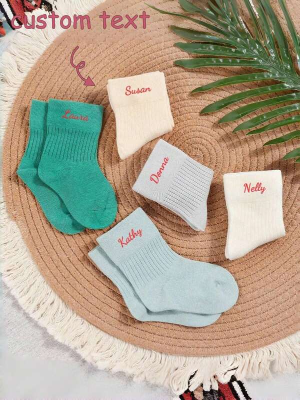 1 paire de chaussettes antidérapantes pour bébés avec broderie personnalisée et motif de pied. Aide les bébés à s'entraîner à marcher. Design avec cordon de serrage, absorption de l'humidité, respirant, style décontracté et mignon, convient pour l'intérieur, le bureau, l'extérieur, le port quotidien, toutes saisons, convient aux garçons et aux filles, excellent cadeau pour les bébés