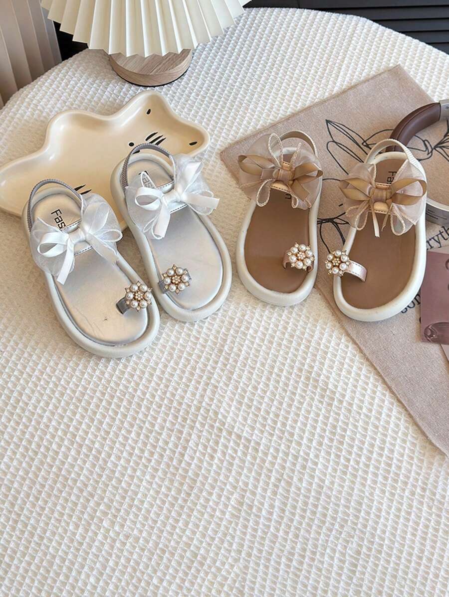 1 双女孩系带趾环凉鞋，配珍珠和蝴蝶结装饰，优雅平底儿童夏季休闲鞋，可爱仙女风格，穿着舒适 - 銀色 - 查看 1