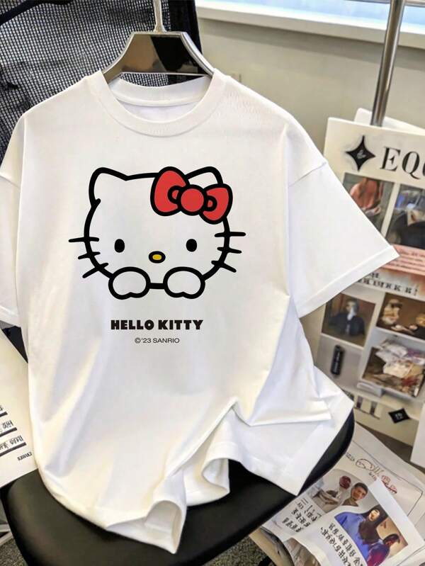 Sanrio 1 szt. Hello Kitty damska casualowa koszulka z nadrukiem z kreskówek z okrągłym dekoltem i krótkim rękawem, z nadrukiem na ramionach, topy damskie, odzież wypoczynkowa, warstwy bazowe, lato dla kobiet, wakacje