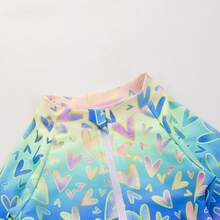 1 pieza Traje de baño de una pieza con estampado de corazón y degradado de color, con cierre delantero, bañador con manga larga tipo rashguard, atuendo de playa para niñas de 4 a 7 años - Celeste - Ver 3