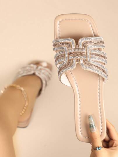 صندل نسائي مسطح يتميز بلمعان آسر ونمط مفتوح على شكل حرف H، تصميم مزين بألماس ثنائي اللون ومنفذ للتهوية، متعدد الاستخدامات للحفلات والمناسبات الرسمية و اليومية والشاطئ والعطلات في الربيع والصيف والخريف والشتاء