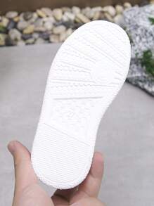 1 双儿童中性休闲钩环防滑平底运动鞋，适合所有季节