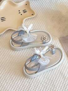 1 双女孩系带趾环凉鞋，配珍珠和蝴蝶结装饰，优雅平底儿童夏季休闲鞋，可爱仙女风格，穿着舒适 - 銀色 - 查看 3