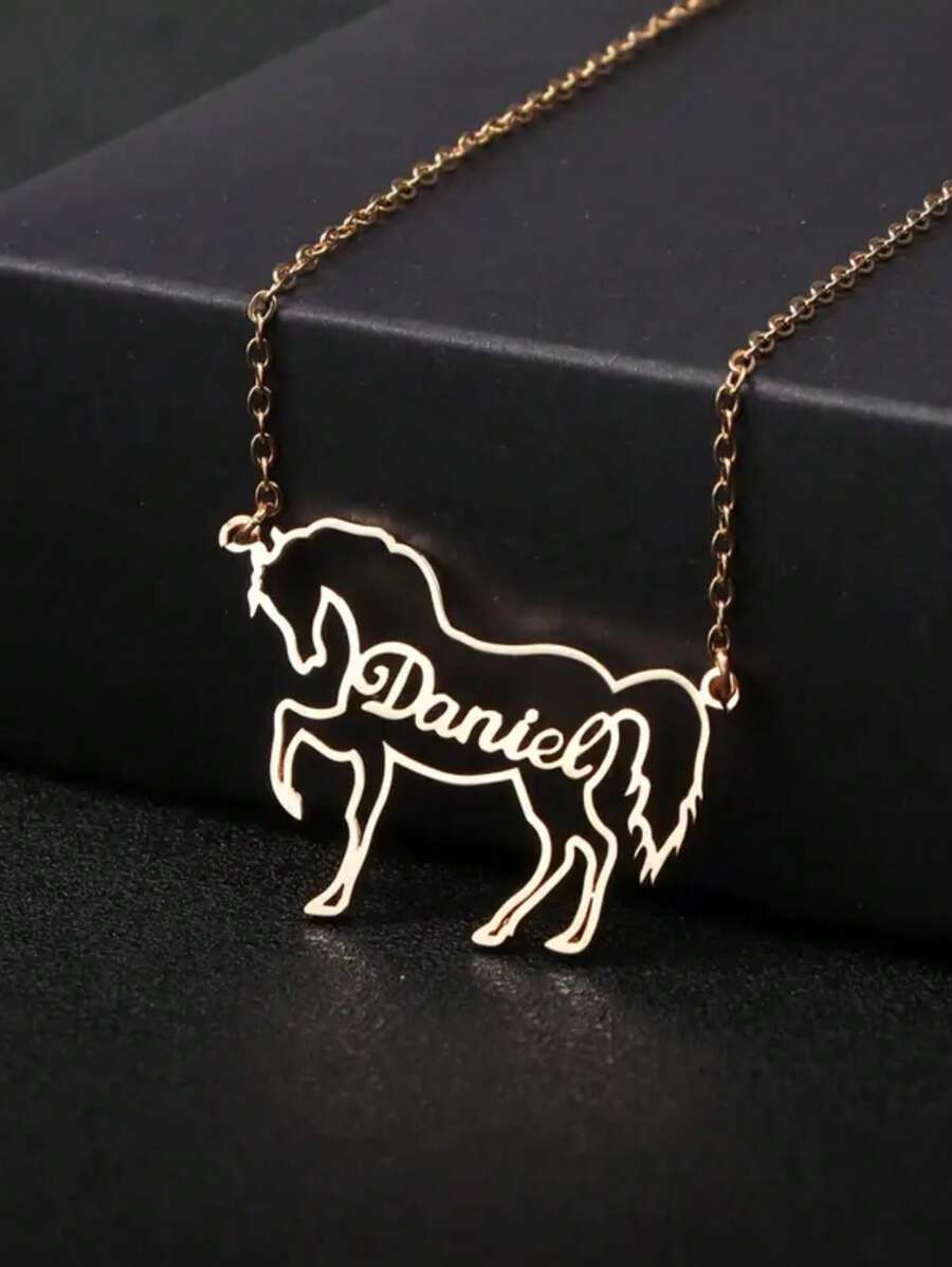 Elegante collar con dije de caballo dorado de declaración con grabado "Daniel" - Cadena ajustable de acero inoxidable, apto para uso casual y como regalo, regalo para amantes de los caballos