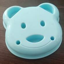 Molde para tartas con forma de oso de dibujos animados, herramienta de cocina para banquetes y San Valentín, utilizado para hacer tartas esponjosas, flanes, etc. Molde creativo con forma de oso de dibujos animados para sándwiches, herramienta DIY para el desayuno. La textura producida a mano de forma natural puede tener algunos arañazos ligeros, por lo que el molde para hacer panes y bolas de arroz se puede desmontar y lavar fácilmente.