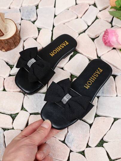 夏季畅销防滑拖鞋，时尚舒适柔软，简约白色平底鞋，适合 3-12 岁女孩，室内/室外休闲沙滩鞋，饰有大蝴蝶结，蝴蝶结中心镶嵌钻石，绑带设计。