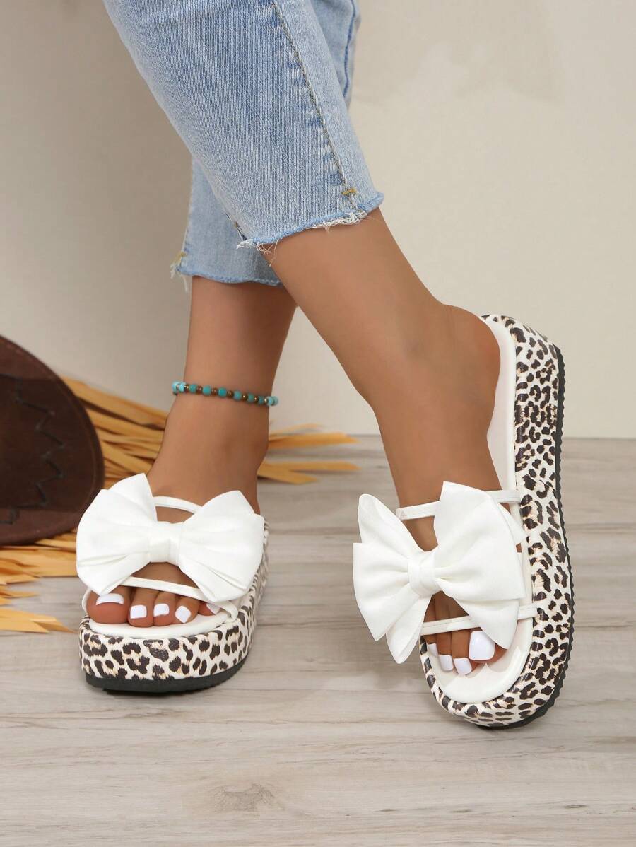 Nuevas sandalias casuales de mujer para el verano 2025, con estampado de leopardo, suela gruesa, punta redonda, tira con lazo, sandalias de playa de punta abierta