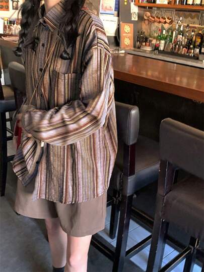 Camisa feminina listrada com ombros caídos, manga comprida, abotoamento simples, casual, solta