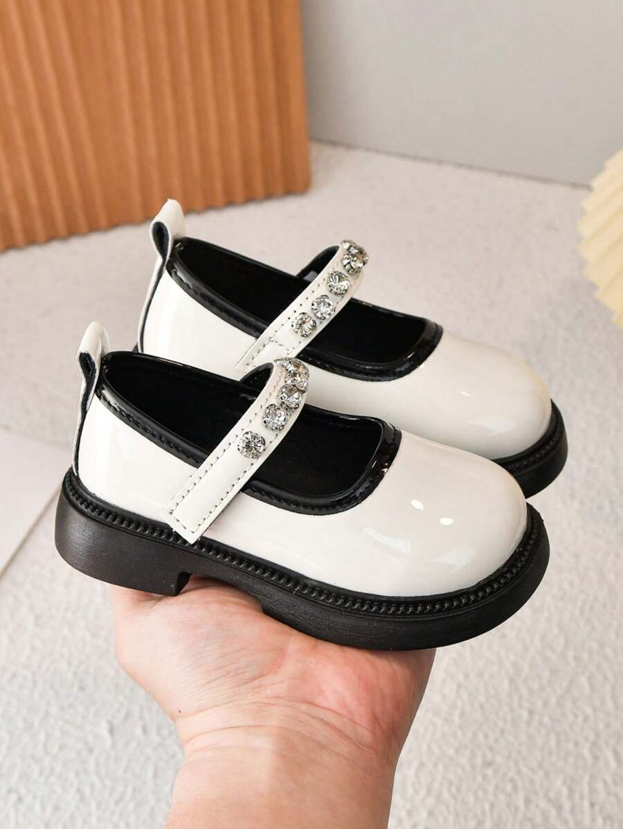 1 双时尚拼色亮面水晶 PU 钩环平底乐福鞋，适合日常和派对穿着