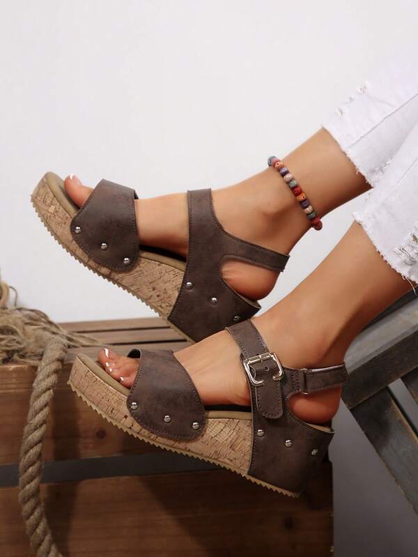 A Pair Of 6.5cm Summer Daily Travel And Vacation Beach Fashionable Thick Soled Rivet Peep Toe Wedge Sandals, With A Buckle Design That Can Be Adjusted According To The Width Of The Foot, And An Opening Design At The Toe That Can Expose Some Toes