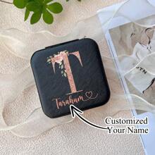 1个个性化玫瑰字母首饰收纳盒，春新年礼物，可收纳戒指、项链、耳环，可定制送给妈妈的礼物，可定制送给伴娘的礼物，男女通用，休闲百搭，可定制，个性化，可定制，是送给他、男朋友、女朋友、朋友的理想礼物，适合情人节、母亲节、新年等场合。