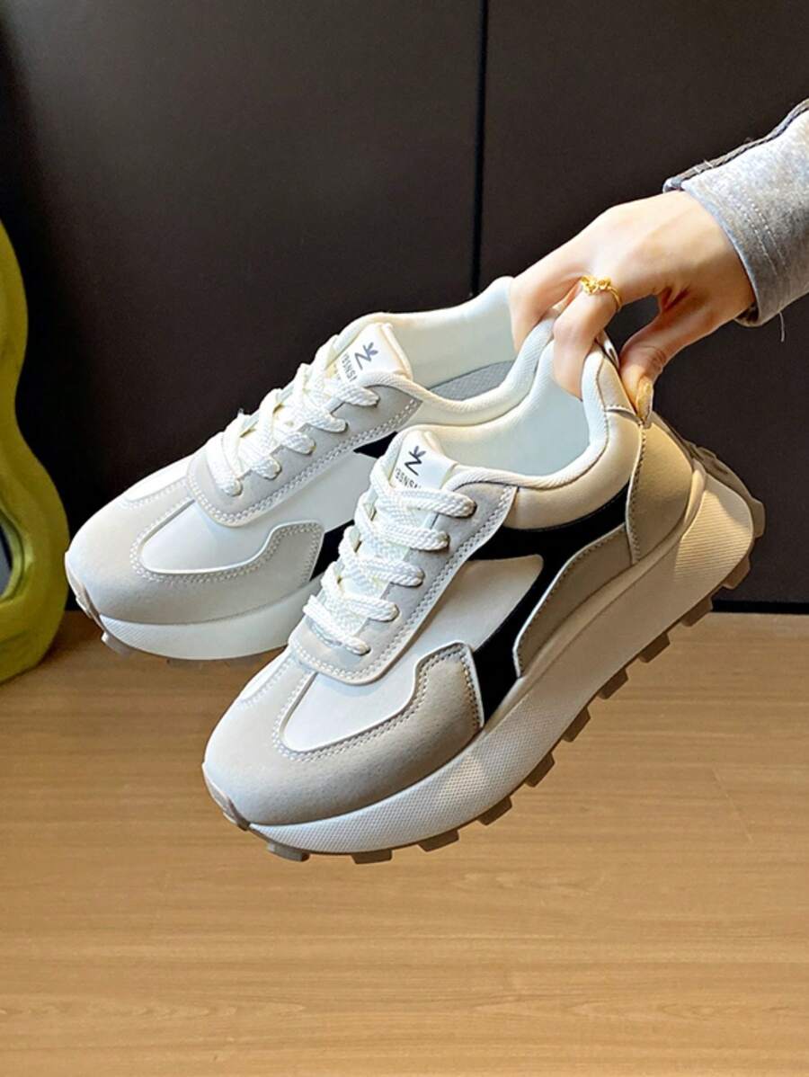2025年春季女士新款韩版厚底运动鞋，学生跑步运动鞋，厚底休闲鞋，增高，舒适轻便，系带设计，极简线条图案，圆头低帮，时尚百搭的白色运动鞋 - 白灰 - 查看 1