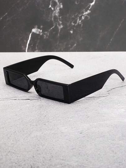 一副小框黑色Y2K眼镜，男士适用，猫眼造型，朋克风格，适合夏季、海滩度假、户外旅行等场合拍照。