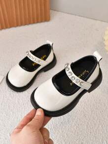 1 双时尚拼色亮面水晶 PU 钩环平底乐福鞋，适合日常和派对穿着