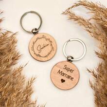 Llavero de madera personalizado con diseño de flor del mes de nacimiento y casa de madera - Grabado láser personalizado, llavero de regalo para nuevo hogar, aniversario y fiestas (Navidad/Día de la Madre/Día del Padre) - Regalo para él/ella/novio/familia