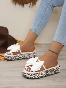 Nuevas sandalias casuales de mujer para el verano 2025, con estampado de leopardo, suela gruesa, punta redonda, tira con lazo, sandalias de playa de punta abierta