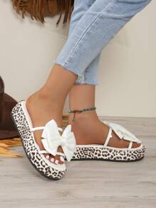 Nuevas sandalias casuales de mujer para el verano 2025, con estampado de leopardo, suela gruesa, punta redonda, tira con lazo, sandalias de playa de punta abierta