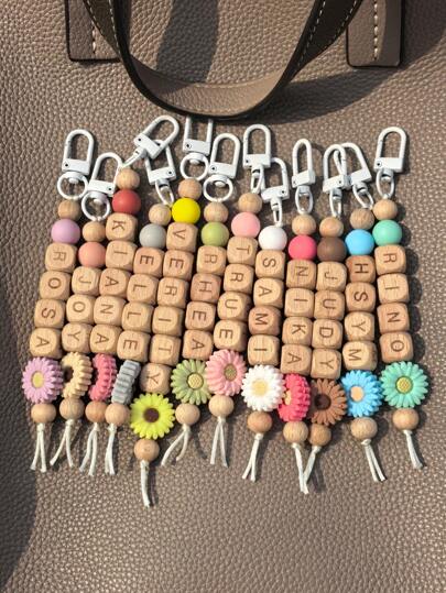 1 pieza Colgante de madera personalizado con margarita linda, llavero con letra personalizable, etiqueta de nombre, llaveros y accesorios personalizados, fin del verano, duradero, colorido, lindo, adorable, divertido, kawaii, Y2K, elegante, unisex, casual, personalizado, único, regalo ideal para él, regalo ideal para ella, ella, novio, novia, familia, amigos