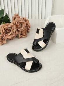 Chanclas para niños para exteriores Verano Nuevo diseño de puntera con bloques de color, antideslizantes y duraderas, elegantes y generosas chanclas planas para la playa para niños - Blanco y Negro - Ver 3