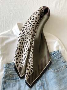 1 件女士仿丝印花 70 厘米时尚简约方形围巾，适合商务会议、休闲旅行、节日和派对