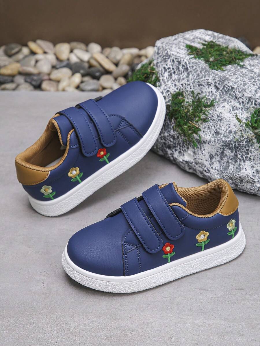 1 双儿童中性休闲钩环防滑平底运动鞋，适合所有季节