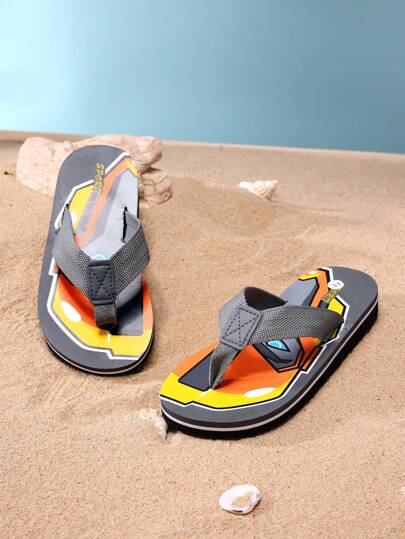 1双男童休闲舒适平底露趾人字拖，灰色，适合夏季穿着