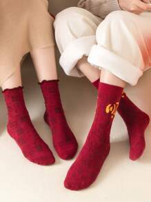 2 Pairs Of Red Lucky Socks - Unisex Fashionable Mid-Calf Couple Socks Perfect For Chinese New Year Celebrations.