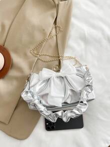Bolso de mano plisado en forma de media luna con decoración de lazo de pañuelo de seda, bolso de mano con forma de nube casual con correa de cadena metálica, bolso bandolera cruzado