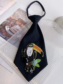 黑色刺绣鹦鹉珍珠水钻装饰短领带，哑光涤纶面料，25厘米短款，3D刺绣工艺，珍珠水钻点缀，可调节按扣，适合音乐节服装、日常穿着、生日礼物、春秋季时尚服饰以及圣诞节装饰。 - 黑色 - 查看 7