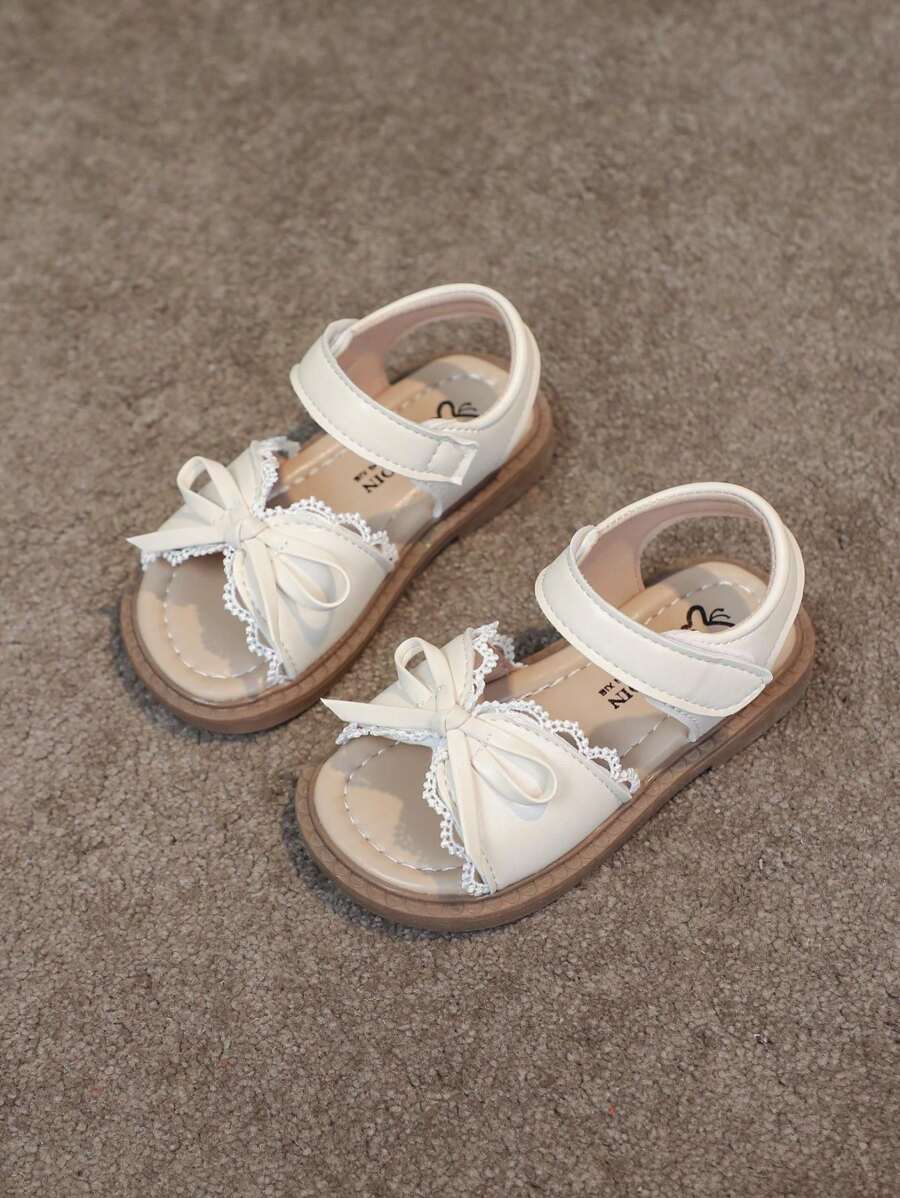 1 para dziewczęcych kokardek, prostych, modnych, eleganckich skórzanych sandałów z koronkową górą, płaskich, odpowiednich na lato