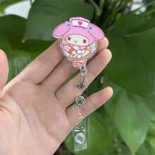 Sanrio (Autorizzato) Fermaglio per badge acrilico PMMA con micro sigilli di personaggi Sanrio dottore, infermiera, insegnante: adatto per i miei amati e divertenti personaggi Romika, regolabile