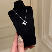 The Necklace Is Simple But Exquisite, Suitable For Daily Wear And Can Also Add Elegant To Formal Occasions. Wearing It Is As If You Carry Luck And Light With You, And You Will Always Be Full Of Confidence And Charm.