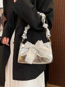 Bolso de mano plisado en forma de media luna con decoración de lazo de pañuelo de seda, bolso de mano con forma de nube casual con correa de cadena metálica, bolso bandolera cruzado