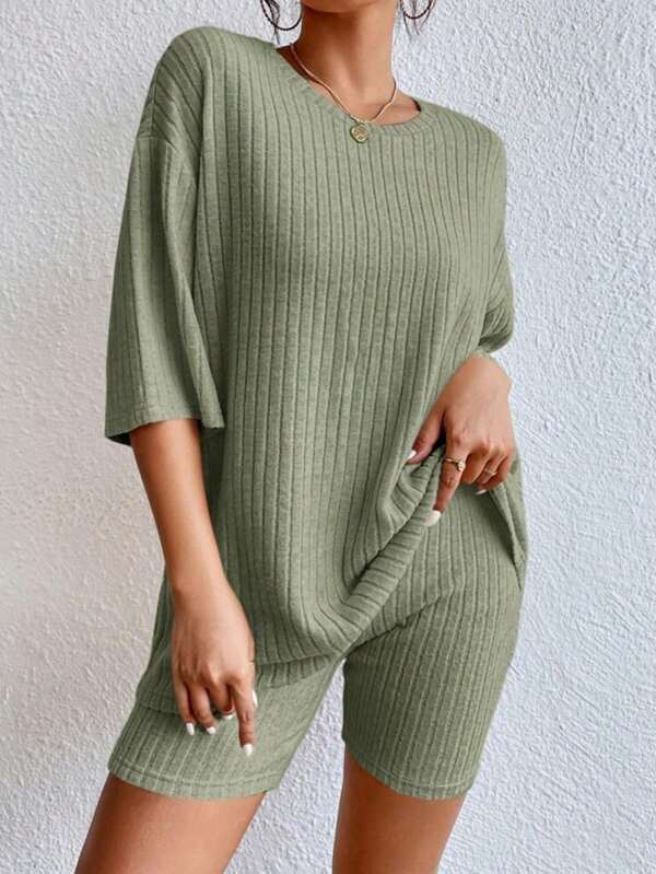 2 pièces Ensemble homewear pour femmes à col rond unicolore. Haut côtelé et shorts de pyjama, convient pour un usage domestique et les vacances